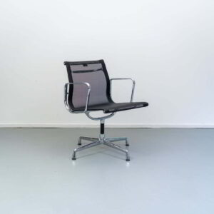 Vitra Eames EA 107 Stoel Zwart Netweave - Chroom