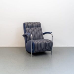 Leolux Scylla Hoog Fauteuil Blauw/Wit Gestreept Stof
