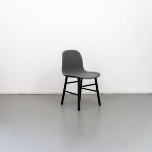 Normann Copenhagen Form Stoel Grijs/Zwart Stof - Zwart
