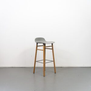 Normann Copenhagen Form Kruk Taupe Kunststof - Hout