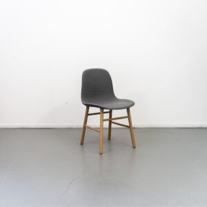 Normann Copenhagen Form Stoel Grijs Hout