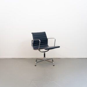 Vitra Eames EA 108 Stoel Blauw Leer - Aluminium