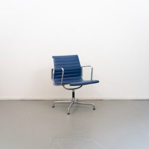 Vitra Eames EA 108 Stoel Ocean Blue Leer - Aluminium