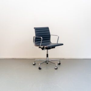 Vitra Eames EA 117 Bureaustoel Blauw Leer - Chroom