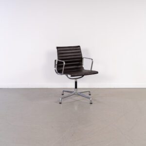 Vitra Eames EA 104 Stoel Zwart Leer - Aluminium