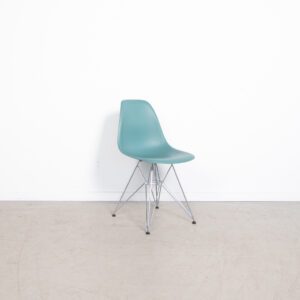 Herman Miller Eames DSR stoel lichtblauw – chroom