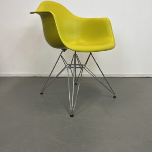 Vitra Eames DAR Stoel Mosterdgroen Kunststof - Chroom