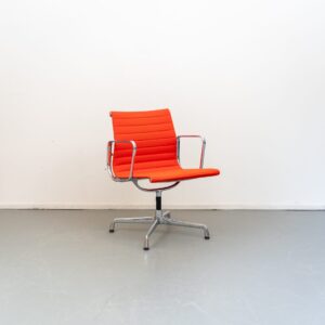 Vitra Eames EA 107 Stoel Poppy Red Hopsak - Chroom