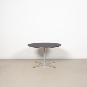 Fritz Hansen A222 Tafel Rond Zwart Ø75 cm - Aluminium