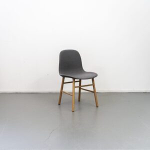 Normann Copenhagen Form Stoel Grijs Hout