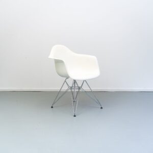 Vitra Eames DAR Stoel Wit Kunststof - Chroom