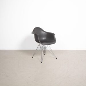 Vitra Eames DAR Stoel Donkergrijs Kunststof - Chroom